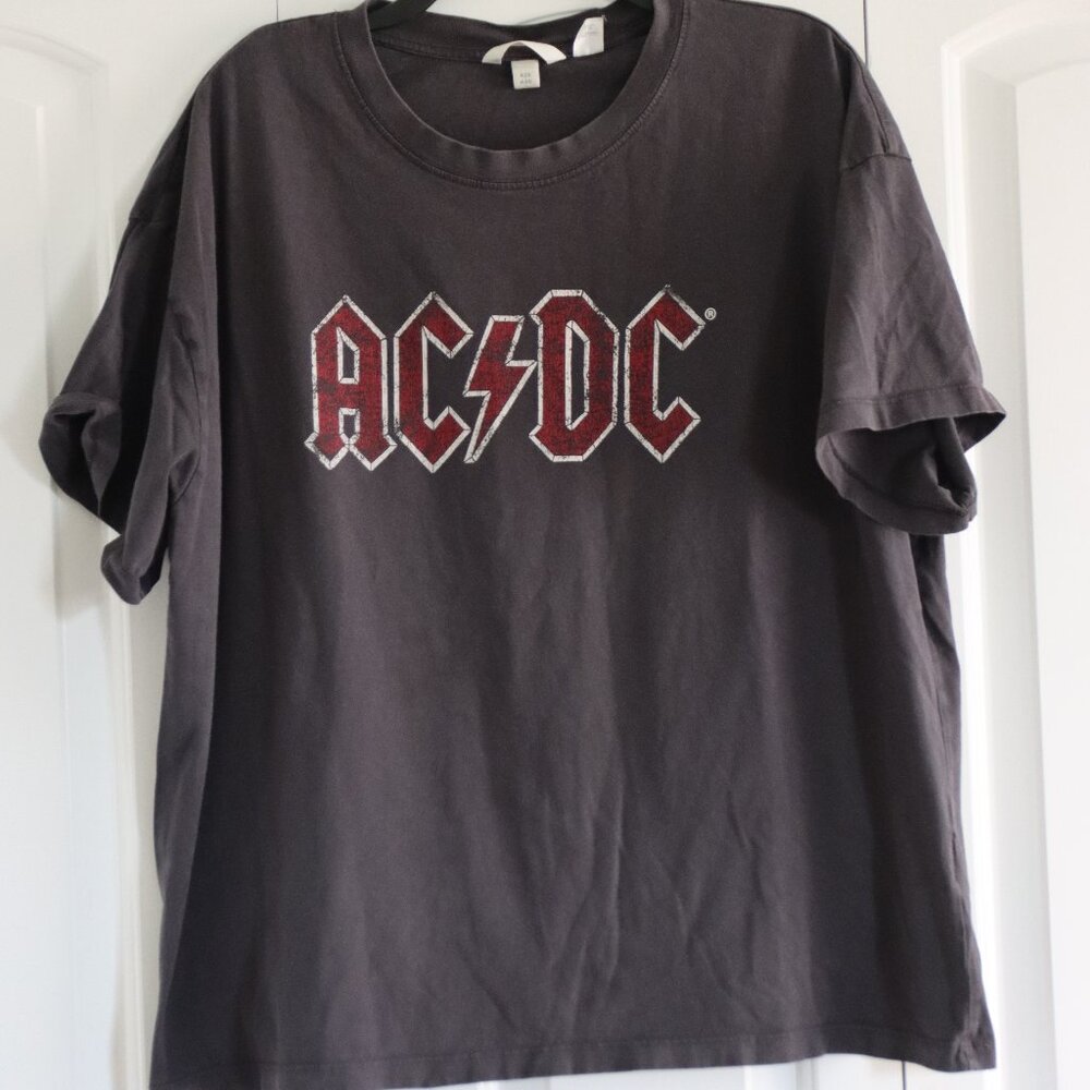 H&M Retro Inspired AC DC Short sleeve Tee Dark Grey Size XL Back in Black Tour
